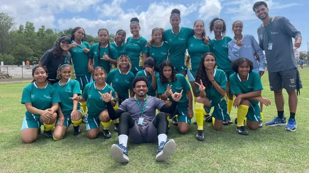 Flamengo realiza oficinas práticas de futebol feminino de base na estação Conhecimento Serra