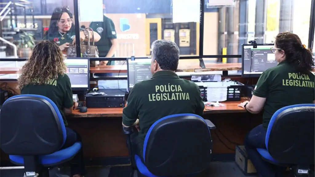 Concurso da ALES: veja as vagas que oferecem salários e benefícios acima de R$ 15 mil Concurso da ALES oferece vagas para Agente de Polícia Legislativa com salário de até R$ 10 mil