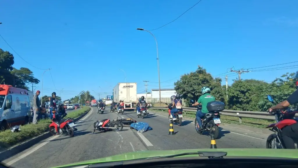 Motociclista morre na BR-101 após ser atropelado por carreta na Serra Area do acidente isolado na BR-101 com a motos envolvidas no acidente.
