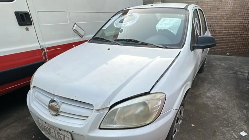 Leilão online inclui veículos e materiais da secretaria estadual do ES Carros estacionados no pátio para leilão