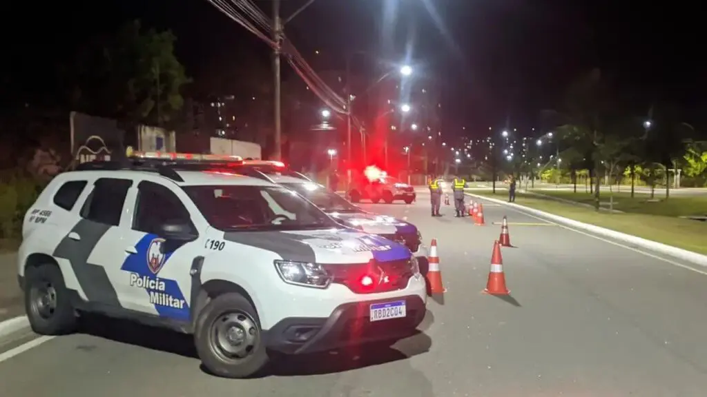 Perseguição e confronto termina com dois feridos e detenções na Serra Confronto com PM termina com dois feridos e uma mulher detida na Serra