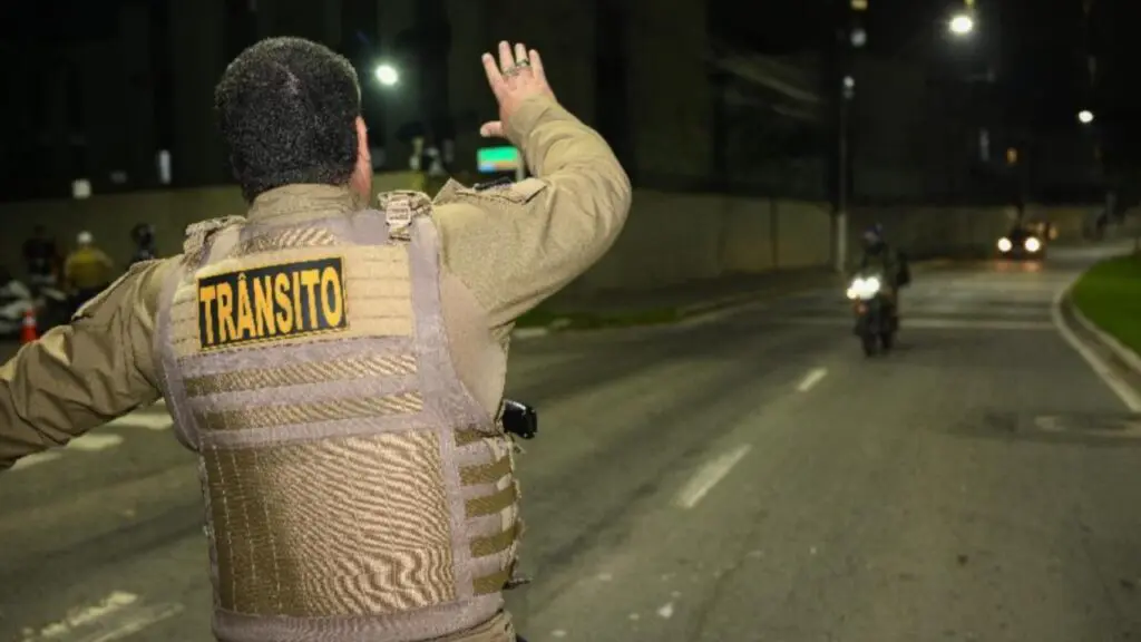 Motociclistas são autuados por escapamento irregular durante Operação Escape Zero na Serra Motociclistas são autuados por escapamento irregular na Serra