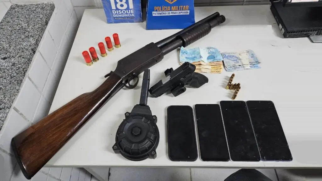 PM flagra carro com suspeitos fortemente armados na Serra