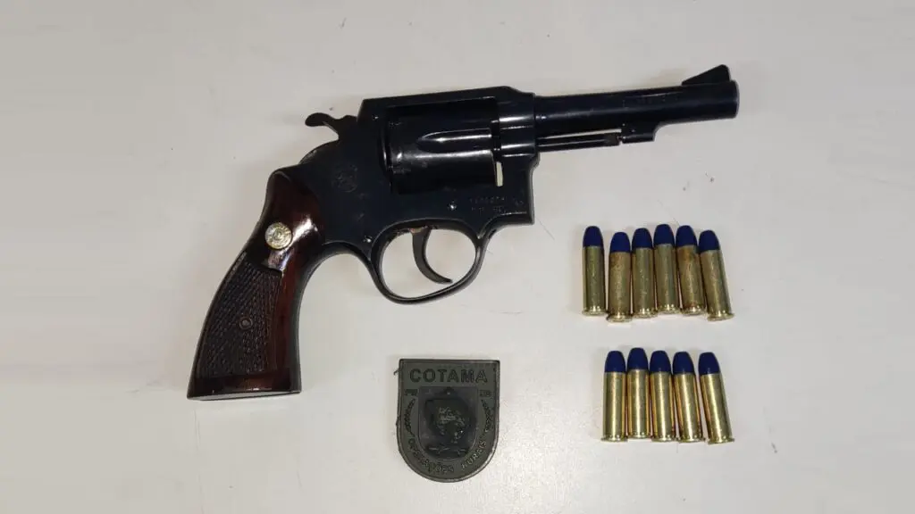 PM detém sujeito armado durante patrulhamento na zona rural da Serra Polícia Militar detém sujeito armado zona rural da Serra