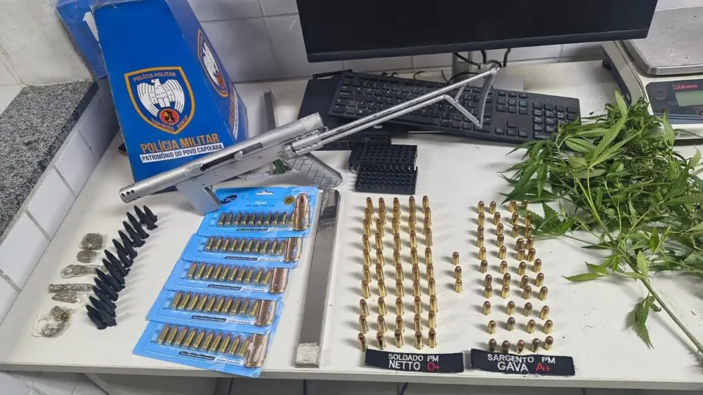 Jovem é detido com metralhadora, munições e pés de maconha em Jacaraípe Polícia Militar arrocha sujeito e apreende pés de maconha, metralhadora e diversas munições na Serra