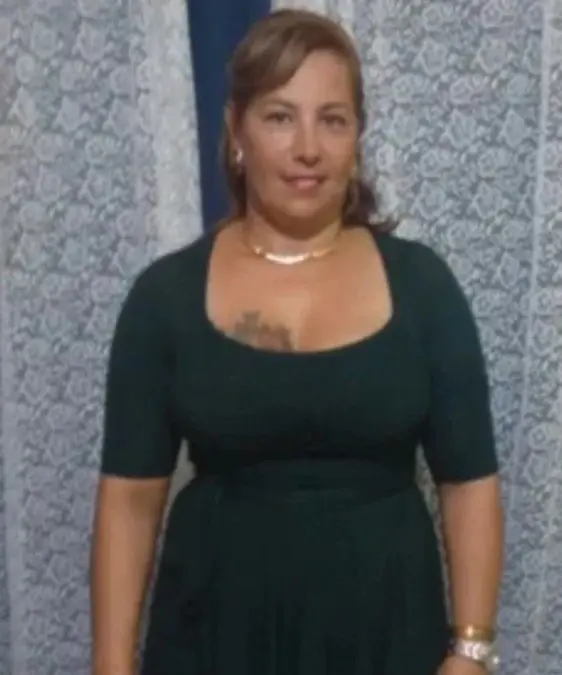 Imagem de uma mulher sorrindo posando para uma foto, (Ana Maria Rodrigues dos Reis, de 47 anos), assassinada em 2016.