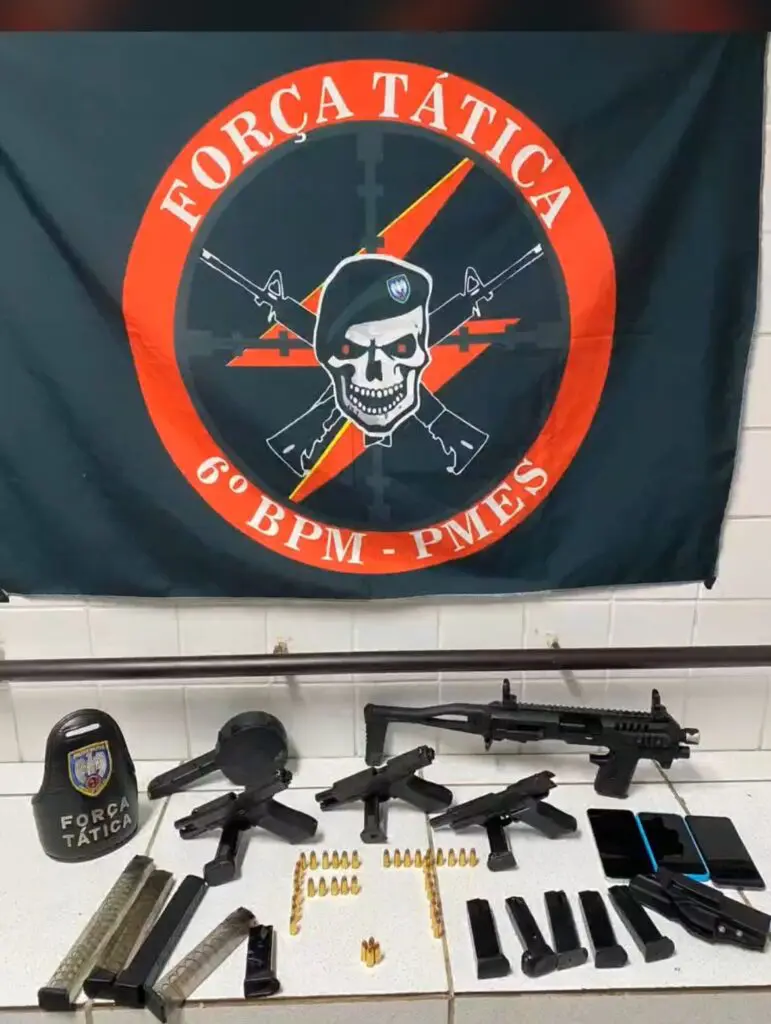 Em uma sala de delegacia, uma bandeira pendurada da Força Tática do 6º Batalhão (Uma caveira de boina com dois fuzis cruzados atras dela) e sobre uma bancada três pistolas calibre 9mm, sendo duas adaptadas com o dispositivo Switch que permite disparos em modo automático, além de um kit Roni, acessório capaz de transformar pistolas em armas com características de fuzil. Também foram encontrados 11 carregadores de diferentes calibres, incluindo um modelo tipo caracol com capacidade para 50 munições, 39 munições calibre 9mm prontas para uso, um coldre velado, três aparelhos celulares.