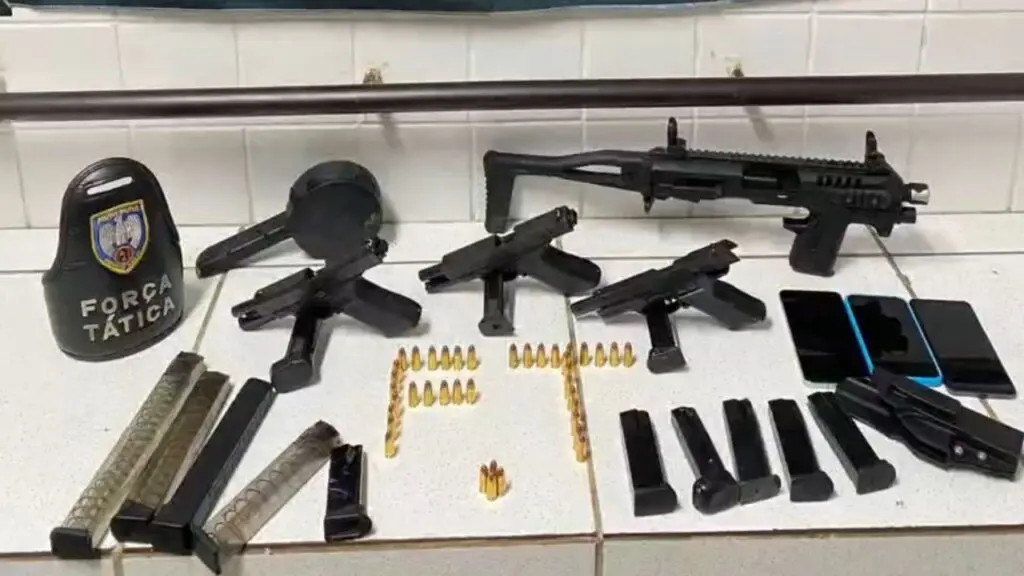 Polícia Militar captura foragido por homicídio e apreende carro recheado de armas na Serra