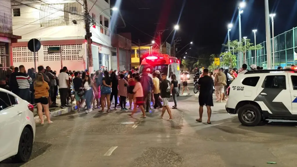O cenário do crime ficou repleto curiosos no bloco A do bairro Planalto Serrano, na Serra