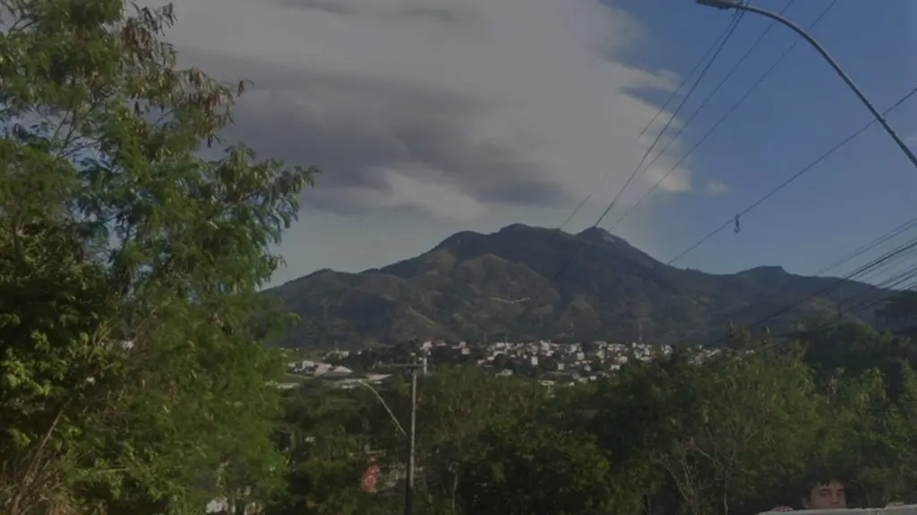 Jovem morre após ser baleado com 8 tiros em Planalto Serrano Morro do Mestre Álvaro, visto do bairro Planalto Serrano, na Serra