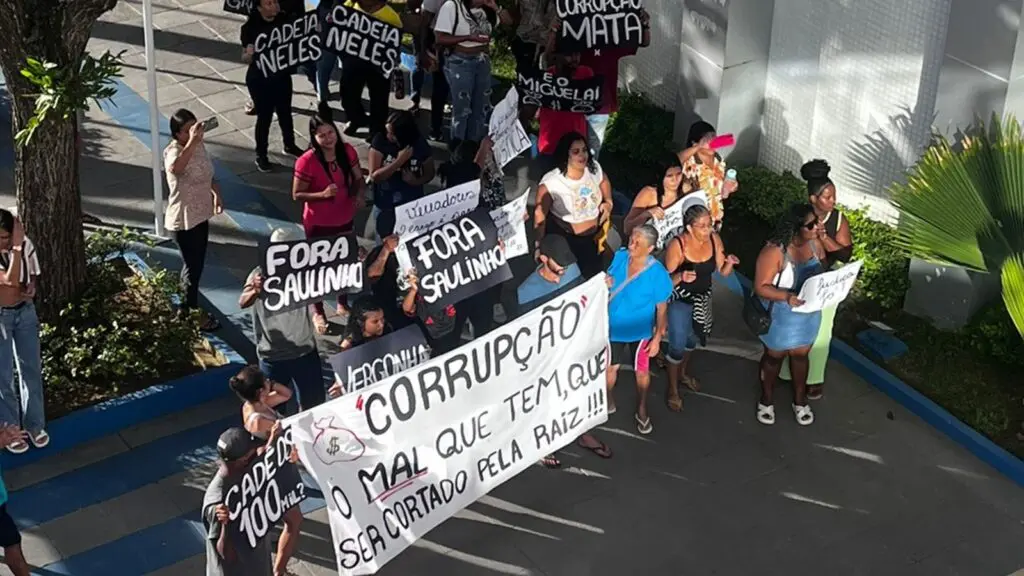 Manifestantes pedem saída imediata de vereadores denunciados por corrupção na Câmara da Serra