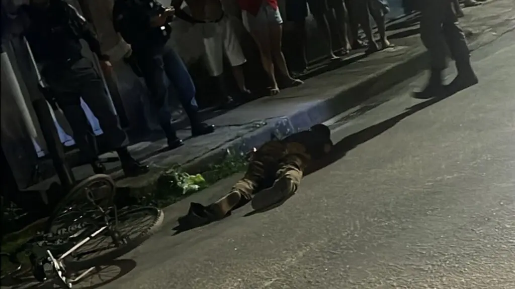 Curiosos acompanhando o trabalho da perícia da Polícia Científica em local de homicídio em Residencial Jacaraípe, na Serra