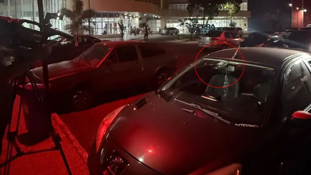 Menina de 6 anos morta em ataque na Serra; pai acredita em engano Carro da família, com marcas de tiros, estacionado em frente ao Hospital Materno Infantil da Serra.