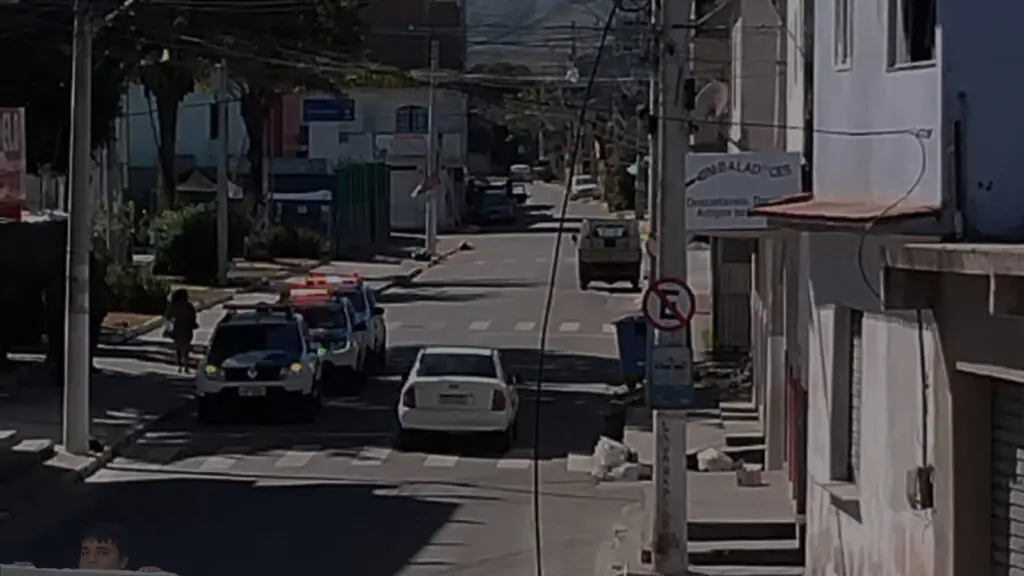 Jovem de 21 anos foi baleado em Central Carapina, na Serra, por ocupantes de um carro azul. Ele foi socorrido por moradores à UPA.