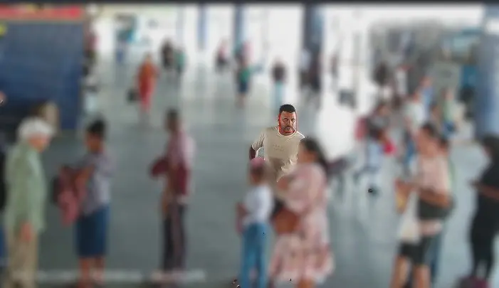 Imagem do sujeito circulando pelo terminal, quando foi identificado pelas câmeras inteligentes.