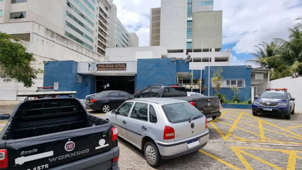 Mulher é acusada de invadir templo, quebrar objetos e ameaçar fiéis durante culto na Serra