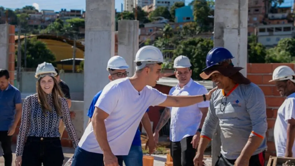 Prefeito visita obra da nova unidade de saúde ao lado de vereadores