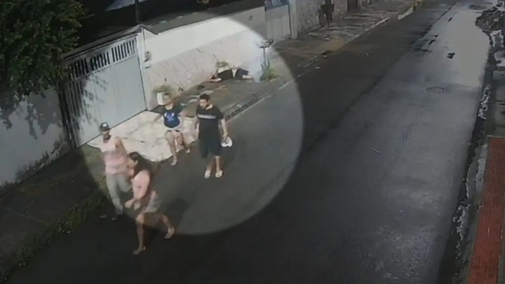 Câmeras flagram homem de 34 anos sendo espancado por casal com taco de sinuca em Serra Dourada III, na Serra