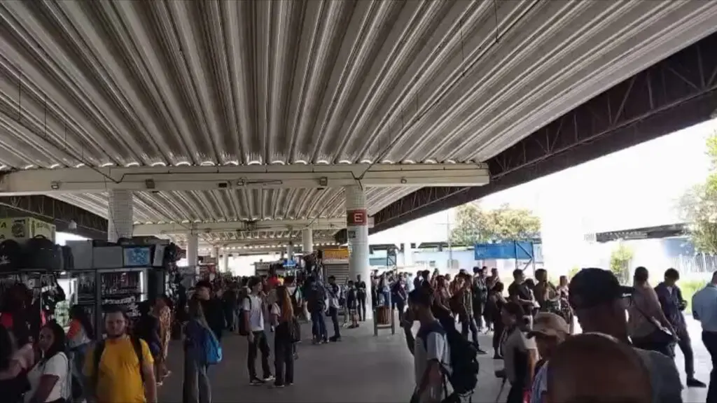 Terminal de Laranjeiras fica lotado de passageiros após três ataques, com incêndio em coletivo e pneus queimados na BR-101.