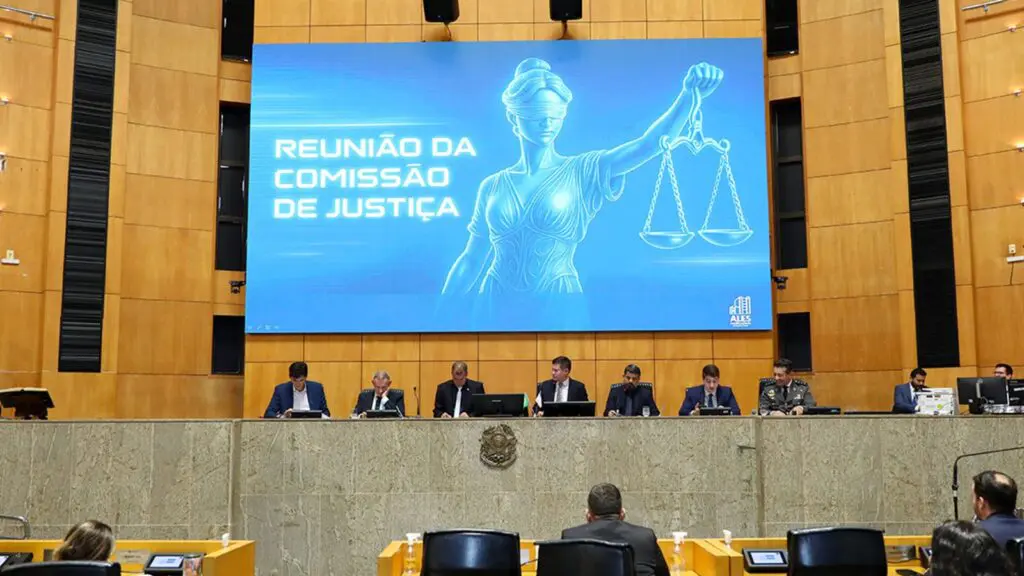 Comissão de Justiça aprova PEC que amplia fiscalização de obras e serviços públicos no ES Comissão de Justiça aprova PEC que amplia fiscalização sobre serviços públicos no ES
