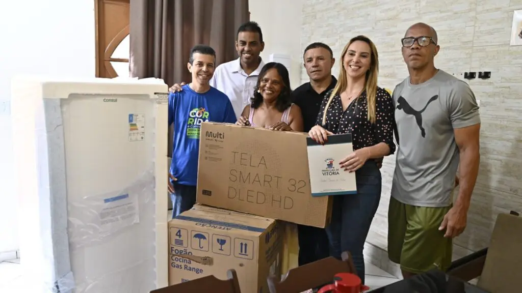 Família recebe casa reformada em Vitória pelo programa Casa Feliz e Segura