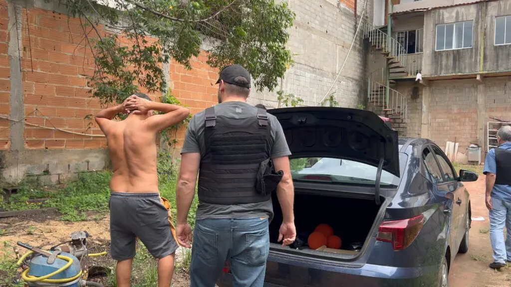 Suspeito sendo rendido pelo Polícia Civil, em Jacaraípe, na Serra.