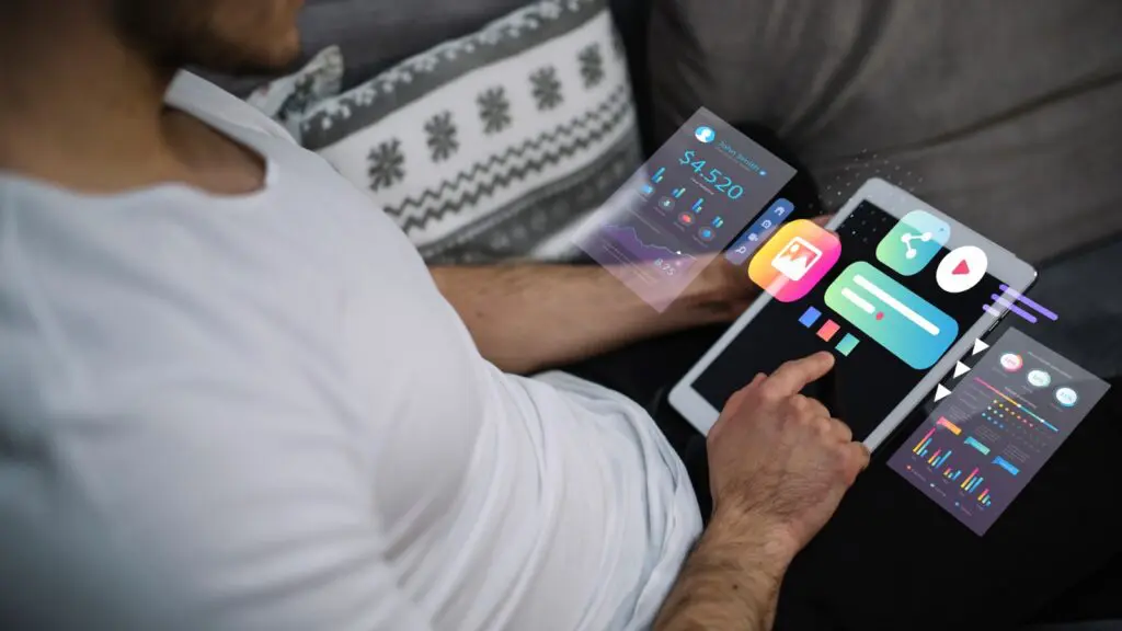 Homem verificando as apostas online