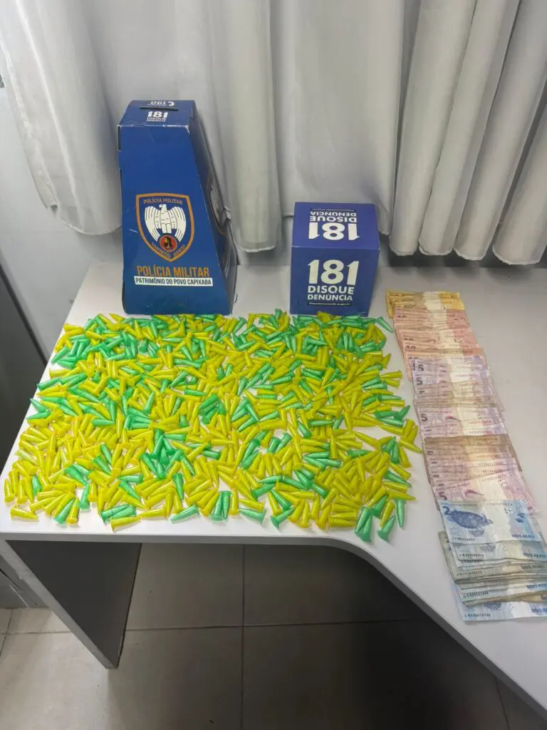 Imagem de uma mesa com 640 pinos de cocaína e R$ 300 em dinheiro.