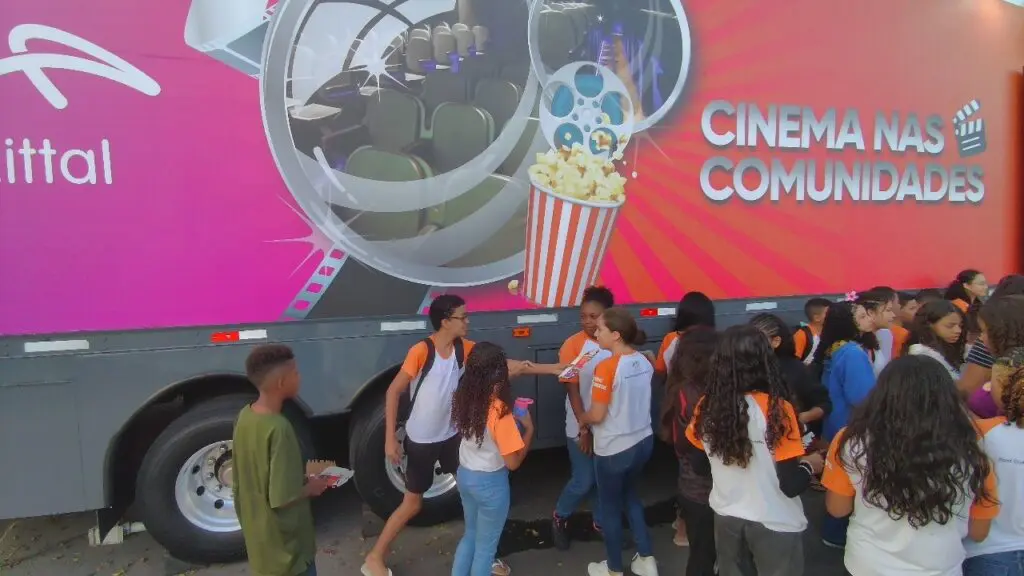 Carreta da ArcelorMittal leva cinema com sessões gratuitas e diversão para os moradores da Serra
