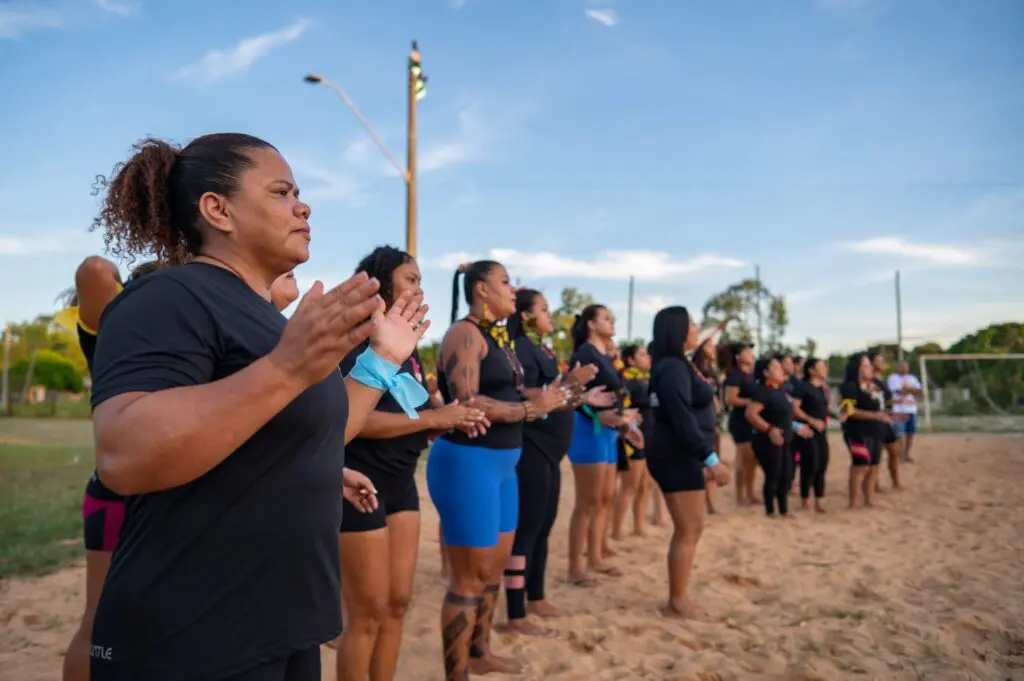 Grupo de mulheres reunidas em uma fila durante um evento do Coletivo Vem Com Elas.