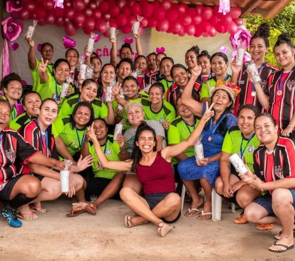 Diversas mulheres juntas posando para uma foto, durante um evento Coletivo Vem Com Elas.