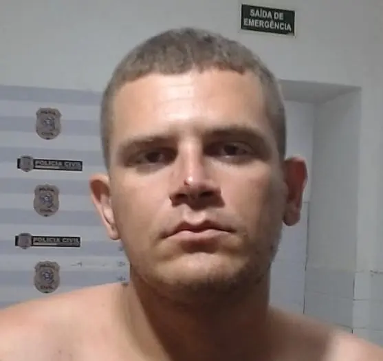 Imagem de um sujeito (Alisson Lemos Rocha) em uma delegacia, morto durante a operação da Polícia Carioca.