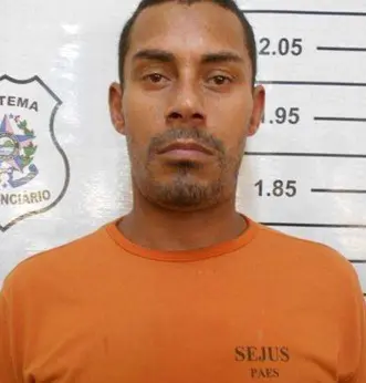 Imagem de um homem (Robson de Oliveira Gomes) de 32 anos em frente a uma parede onde é medida a estatura de presos.