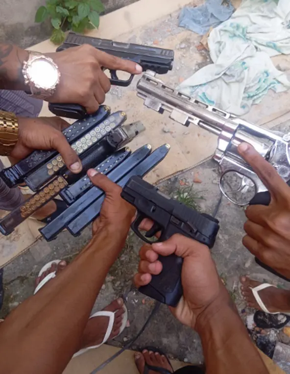 Imagem de homens ostentando armas e munições.