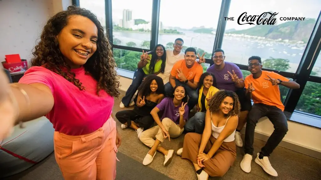 Jovens participantes do Coletivo Coca-Cola Jovem em atividade de formação online gratuita com certificado.
