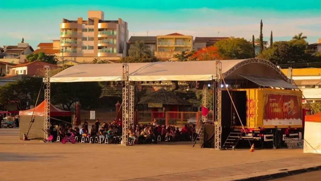 Projeto Caixola Recicla chega à Serra com espetáculos gratuitos em Caminhão-Palco