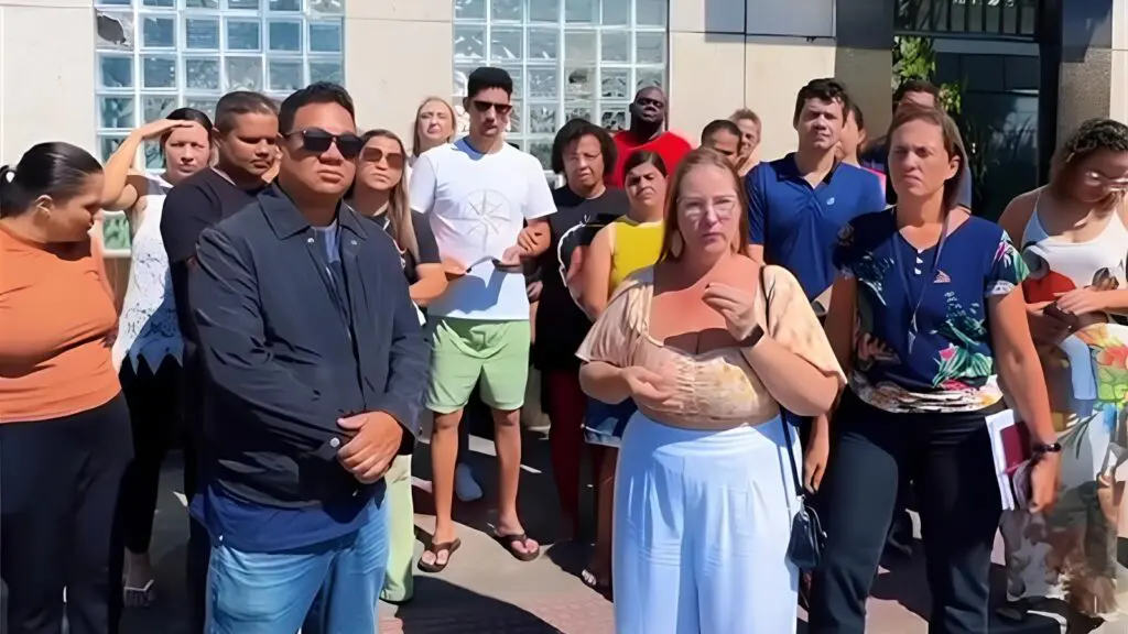 Pais protestam contra fechamento de anexo escolar de ensino fundamental na Serra