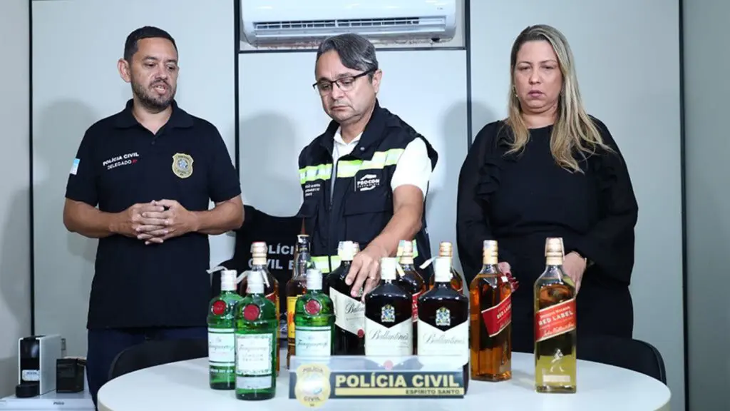 Operação recolhe 200 garrafas de whisky e gin suspeitas de falsificação no ES Operação recolhe 200 garrafas de whisky e gin suspeitas de falsificação no ES