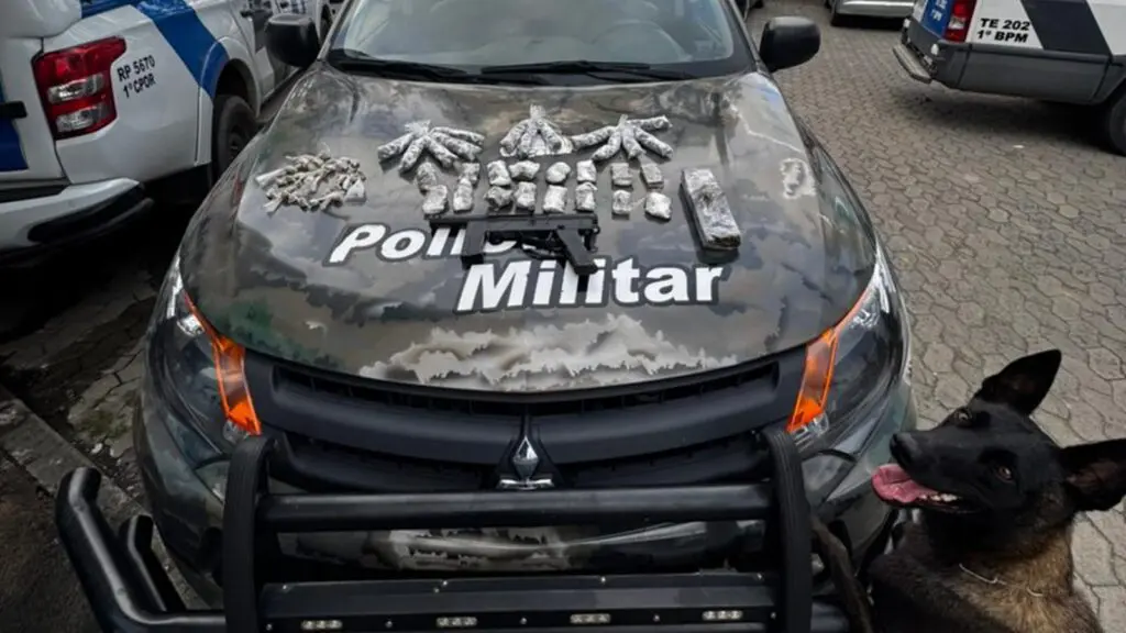 PM apreende metralhadora e mais de 1 kg de maconha após arrochar biqueira na Serra Capô da viatura com os materiais apreendidos pela 4ª Cia da PM no bairro Jardim Bela Vista