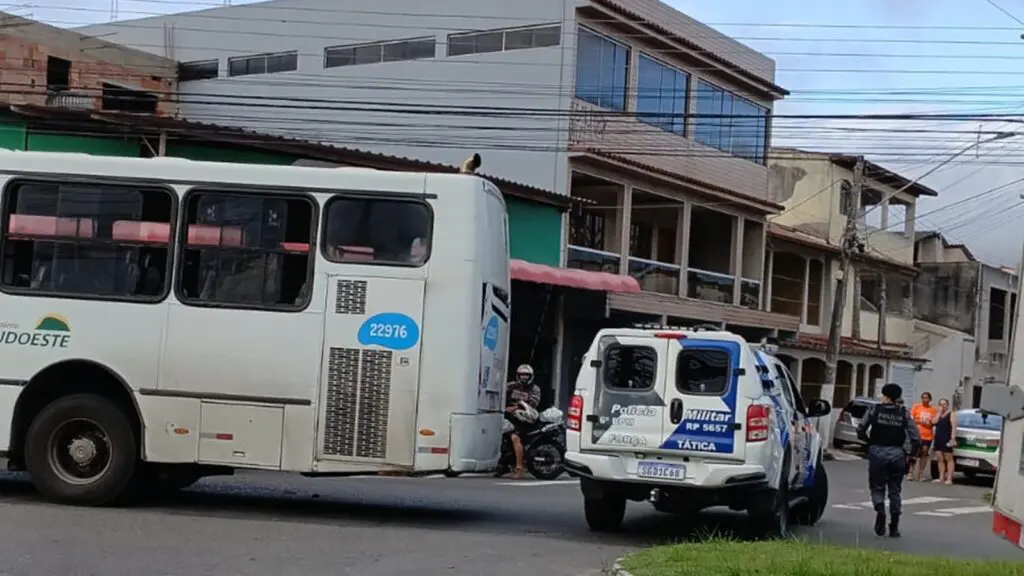 Ônibus da linha 515 é atacado em Hélio Ferraz após operação da DHPP Serra; fogo foi contido e não houve feridos