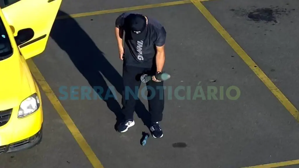 Morador manuseando a munição de morteiro no estacionamento do condomínio Boulevard Lagoa, na Serra.
