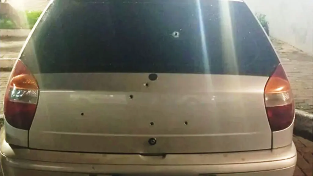 Carro com seis marcas de tiros parado após perseguição no bairro Novo Horizonte, na Serra, em desfecho de ataque iniciado em Balneário de Carapebus, na Serra.