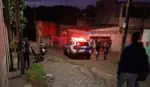 Local do homicídio na Rua Alfredo Rodrigues dos Santos, cercado por moradores e viaturas em Balneário de Carapebus, na Serra.