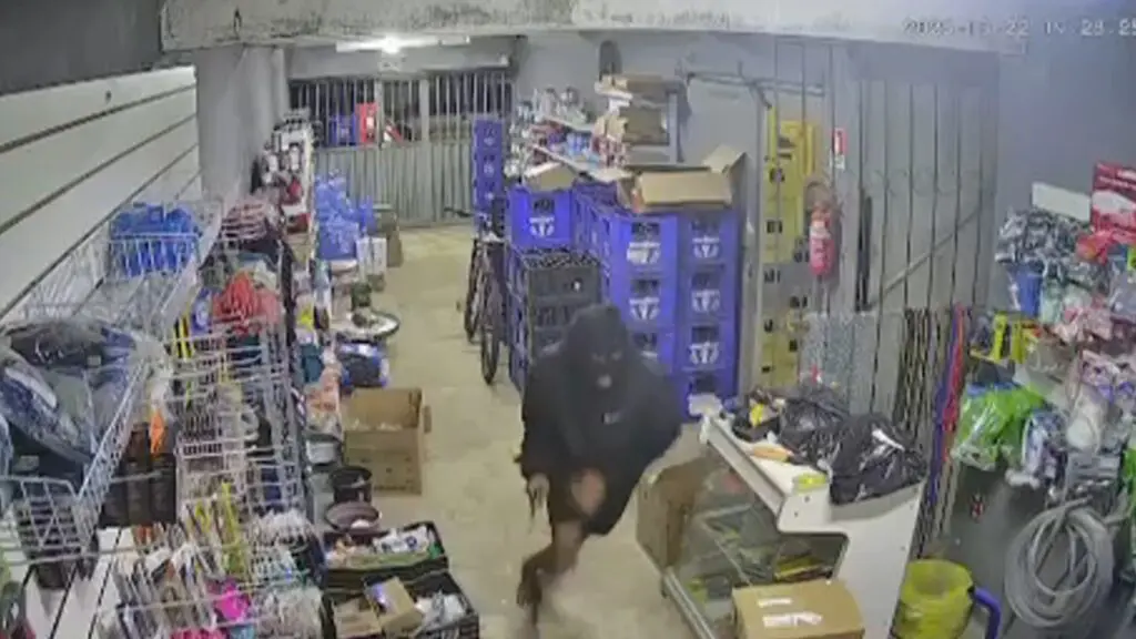 Câmera interna flagra momento em que dois homens encapuzados executam atendente dentro de distribuidora de bebidas no bairro Maringá, na Serra.