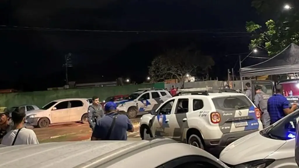 Homem morre após confronto com a PM no bairro São Domingos, na Serra; suspeito atirou contra veículo Corsa Wind branco e foi atingido por policiais do 6º Batalhão.
