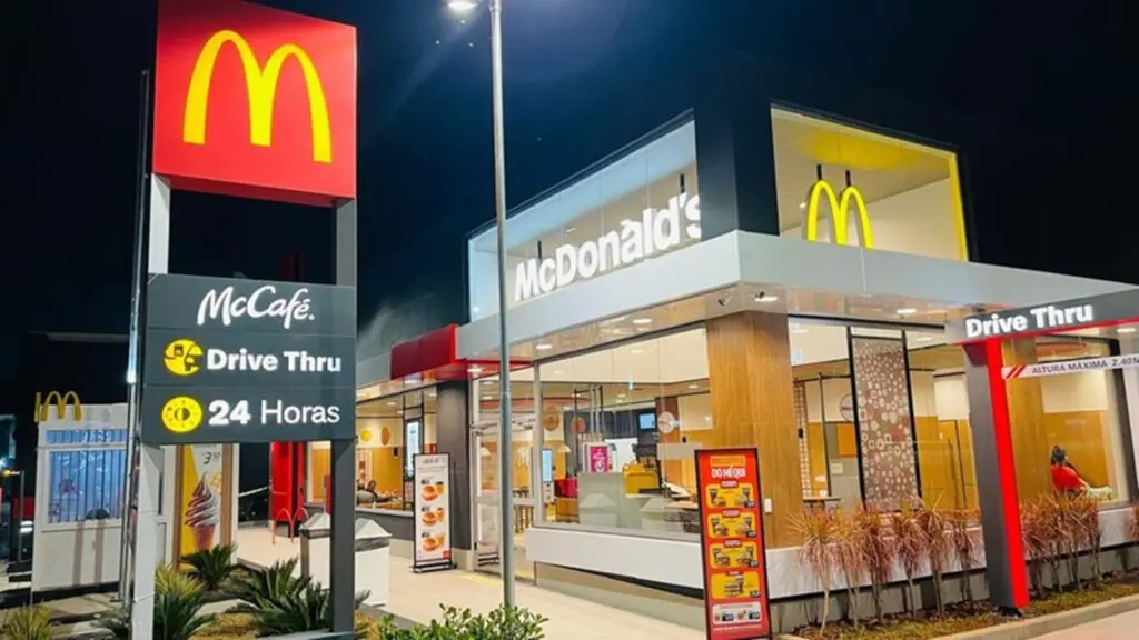 Unidade do McDonald’s com drive-thru e funcionamento 24h