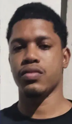 Imagem de um homem, (Matheus Farias Pacheco 
Souza, vulgo “Boca Preta”, 
26 anos).