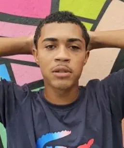 Imagem de um jovem (Júlio César Lima Anatório Vieira Cabidelle, vulgo “Menor Capeta”, 21 anos, com as duas mãos na cabeça pousando para uma foto.