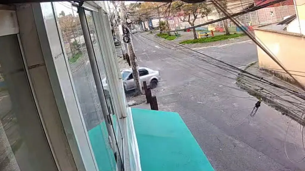 Carro invade calçada e atinge três idosas em Feu Rosa, na Serra. A idosa de 62 anos morreu no local. Imagem mostra parte do acidente.