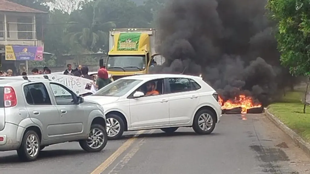 Familiares e amigos de jovem morto em ação da PM fazem protesto em avenida da Serra Família cobra acesso a imagens após morte de jovem em ação da PM